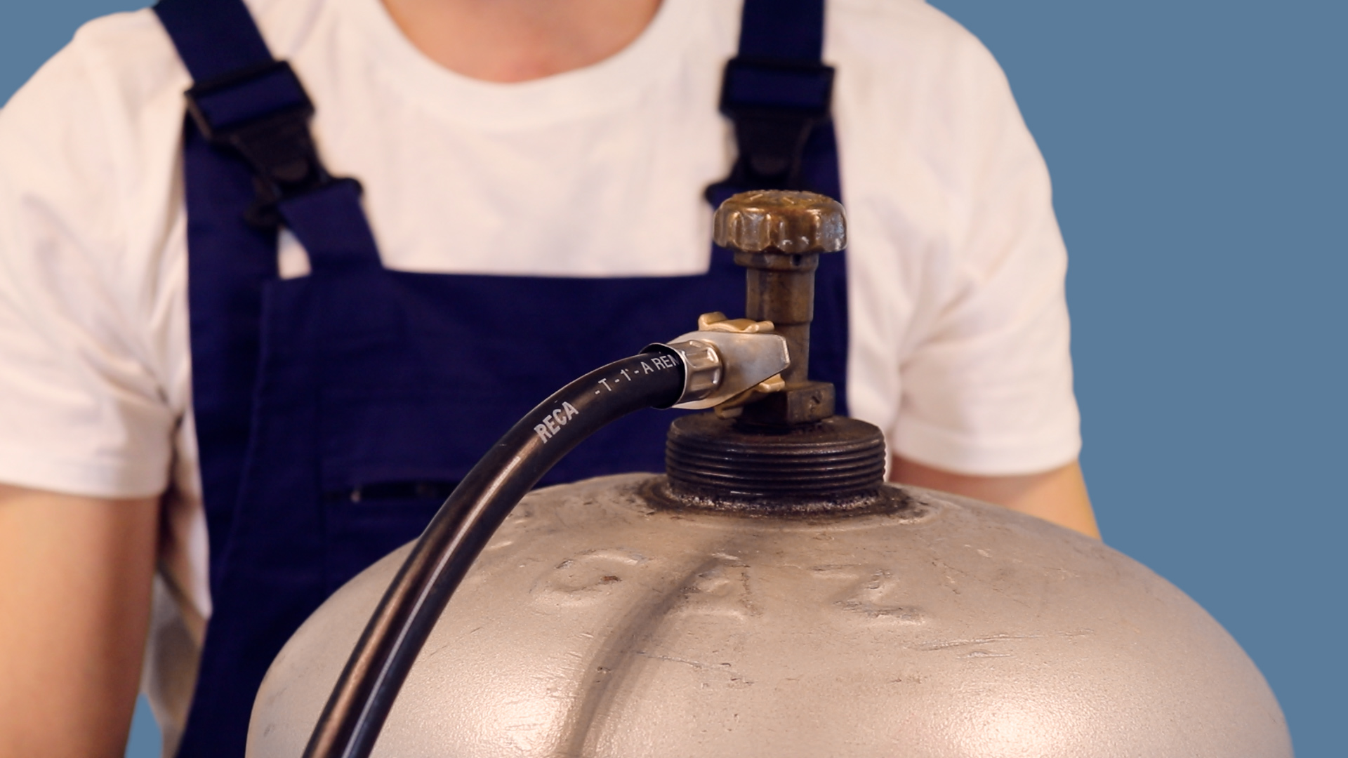 Positionnement de l'écrou du raccord en té sur le robinet de la bouteille de gaz